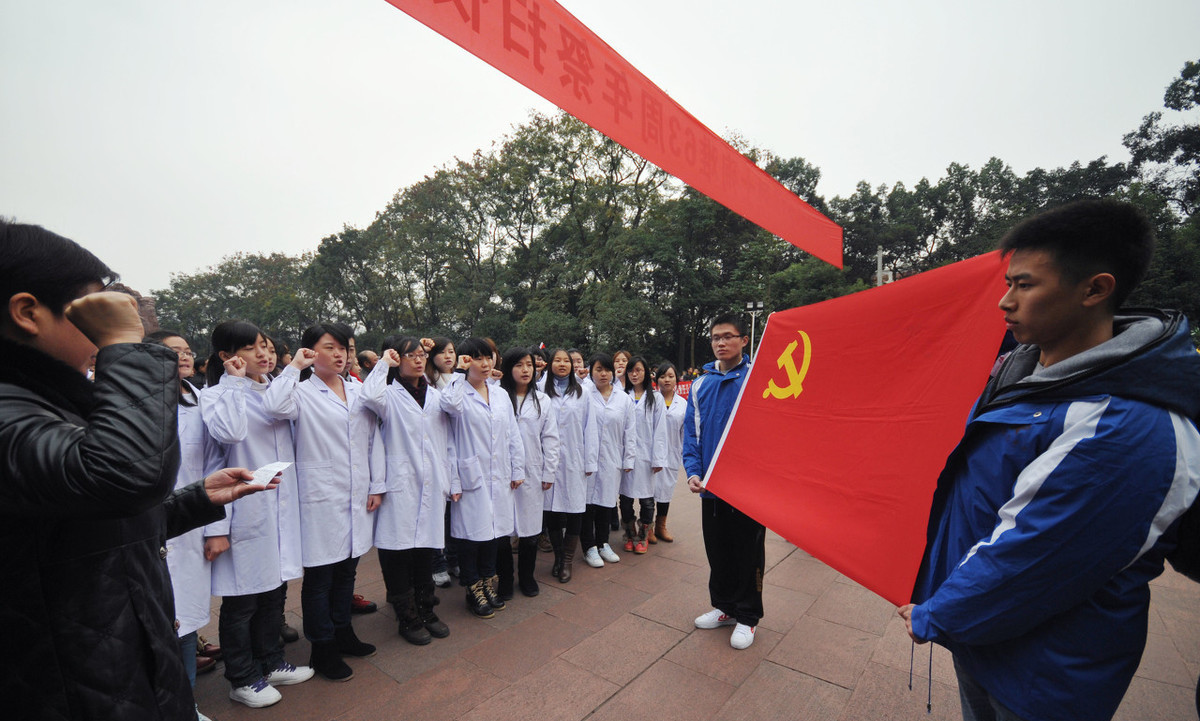 大学生入*党**的优势很多，但有个弊端你可能不知道，想好这些再申请