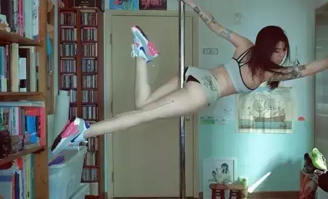 不务正业、跳钢管舞的她靠画羞羞画撩到46万粉丝,画作撩性格酷