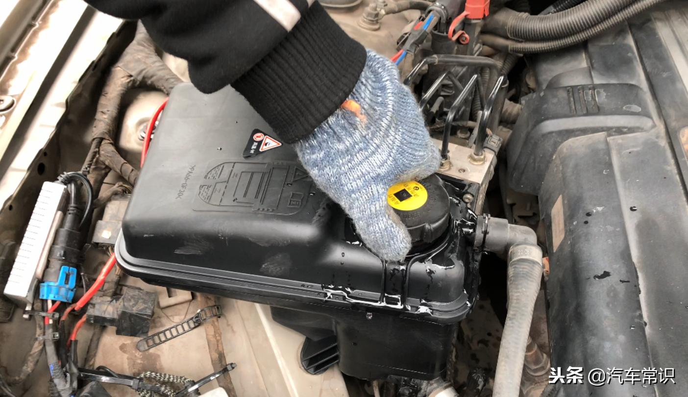 发动机水堵漏水需要全部更换吗,发动机水箱漏水最快的修补方法