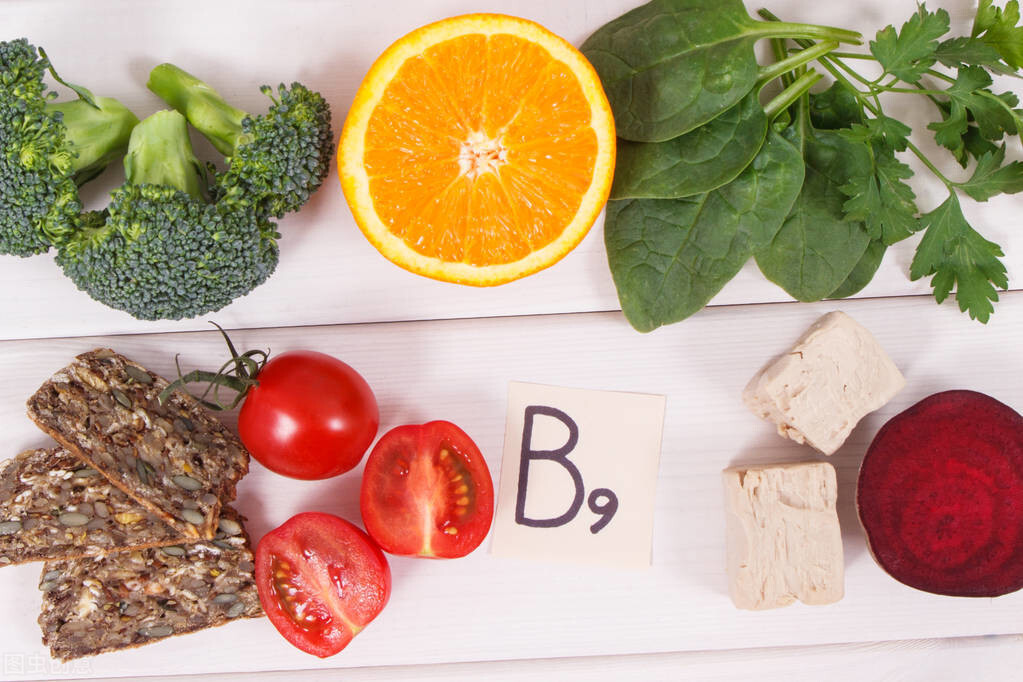 中老年可以长期服用叶酸和b12吗,中老年吃叶酸0.4毫克一天吃几片