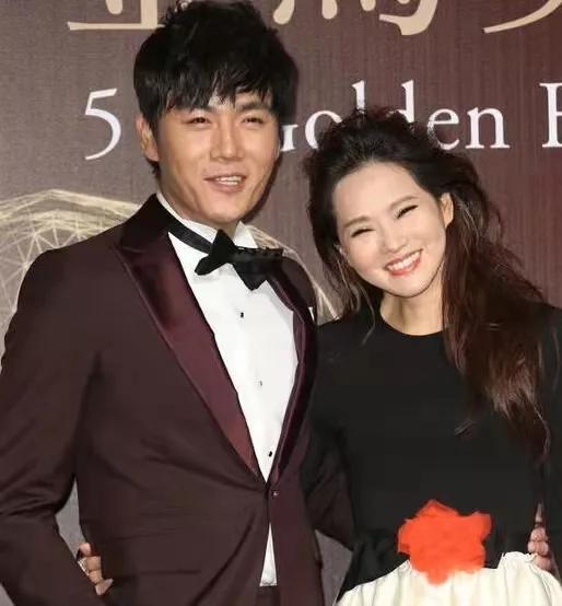 伊能静的坎坷情史：亲手葬送23年感情，离婚后嫁秦昊收获幸福