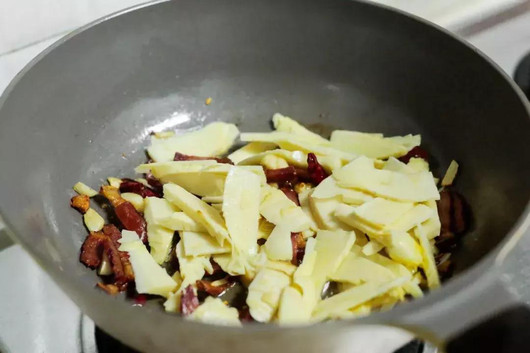 冬笋炒腊肉最正宗的做法,冬笋炒腊肉要不要先焯水