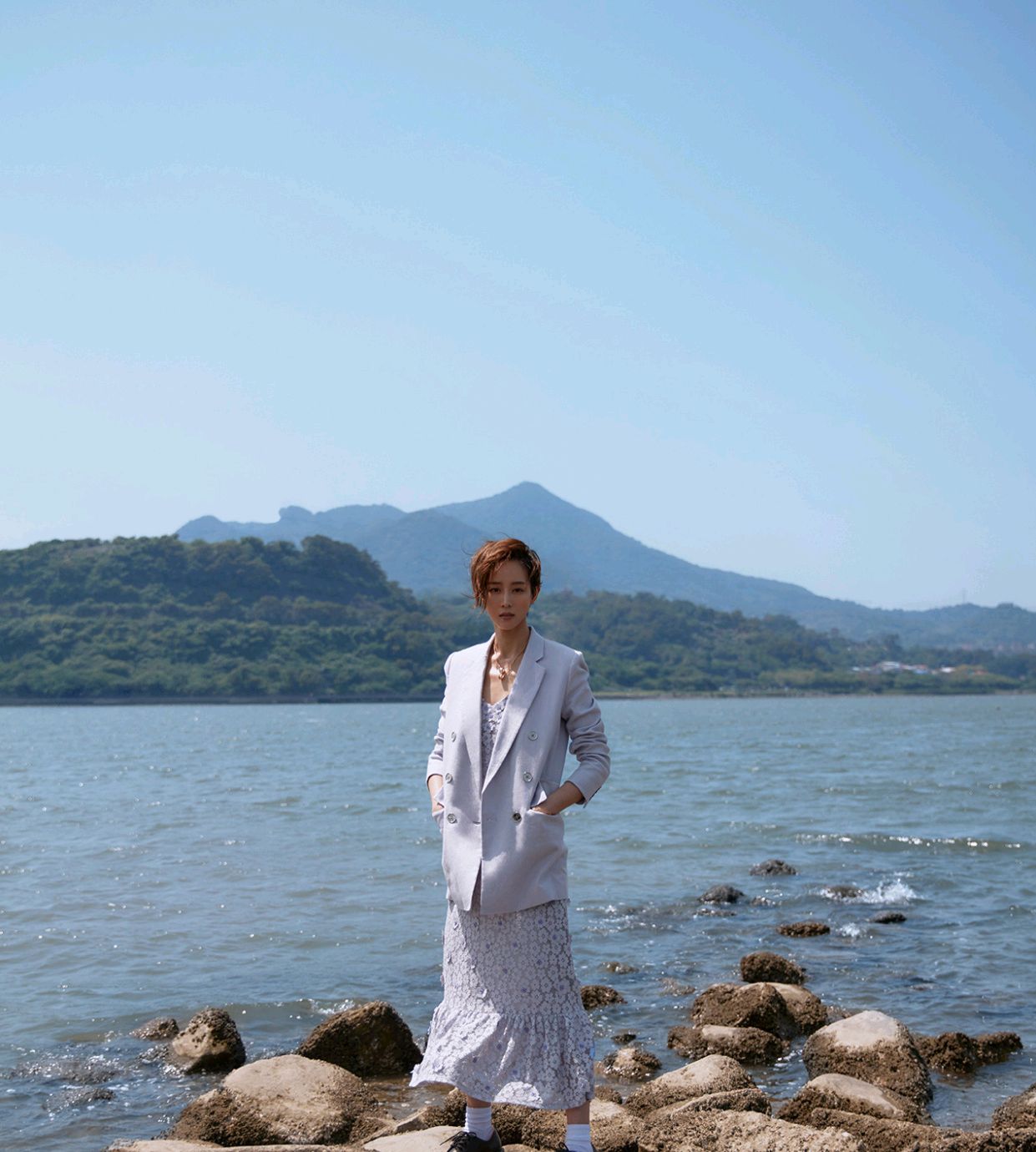 张钧甯很会穿，身穿格子套装搭配一双“老爹鞋”，干练又帅气