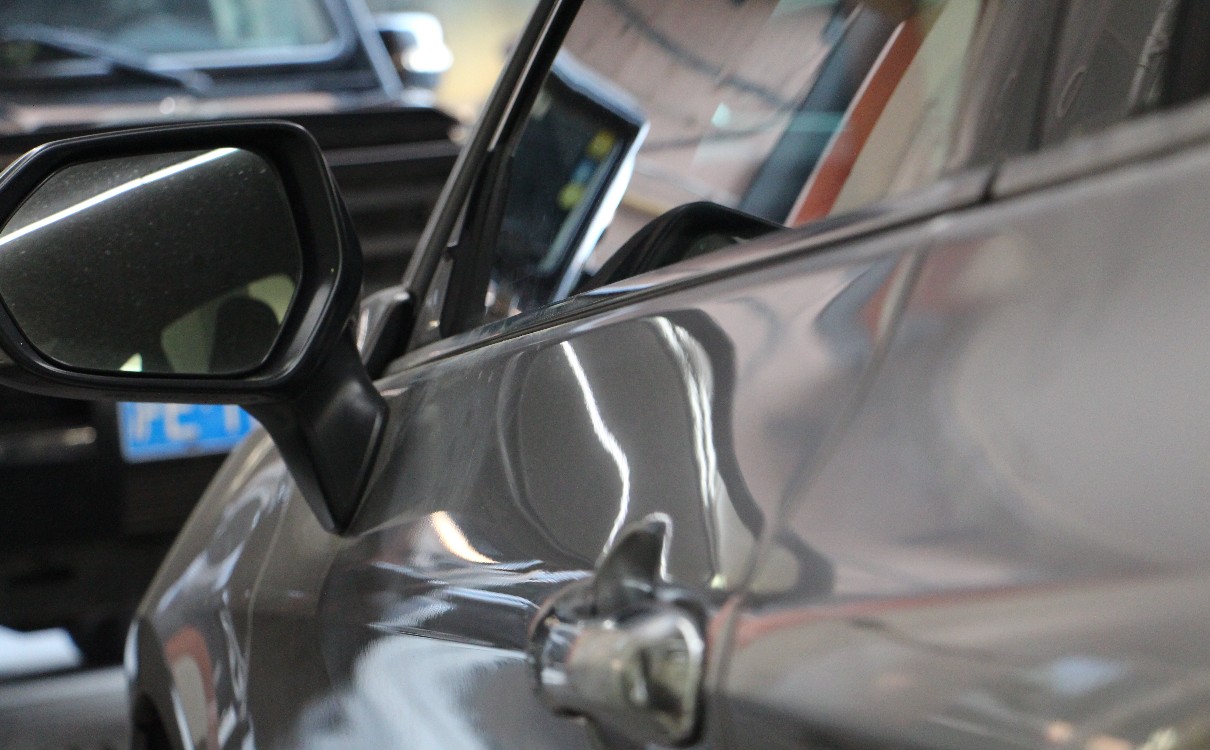 车门凹陷是钣金喷漆还是做无痕,完整车门凹陷无痕修复视频