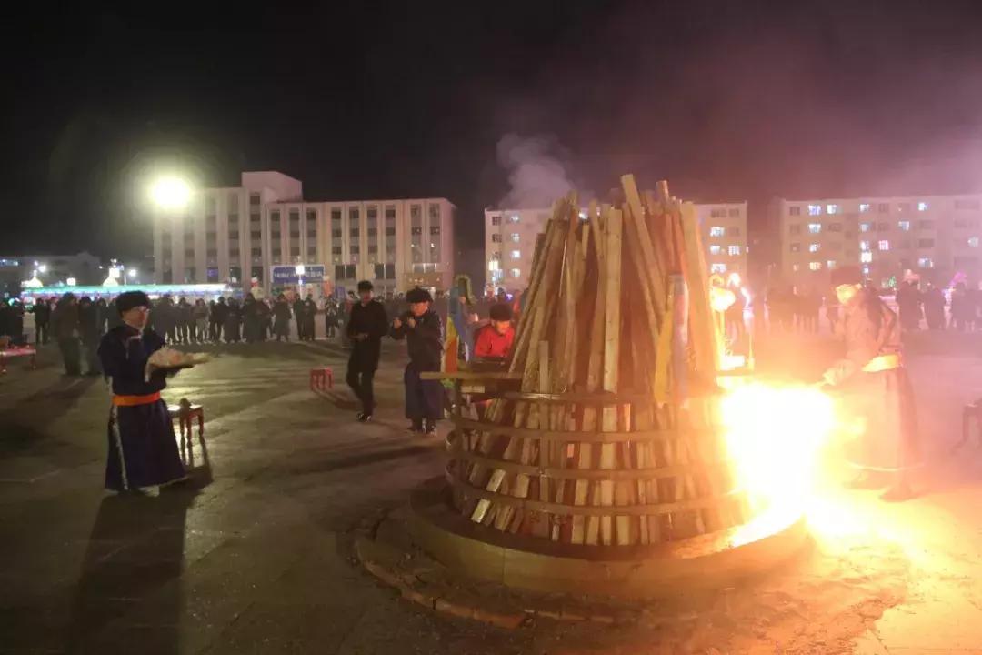 蒙古族小年祭火仪式,蒙古族祭火仪式一般几点开始