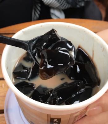 吃甜品就吃老字号龟苓膏,龟苓膏低卡甜品