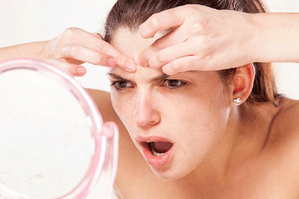 脸上痒起皮红肿怎么回事,脸上一块红红的像癣发干又痒起皮