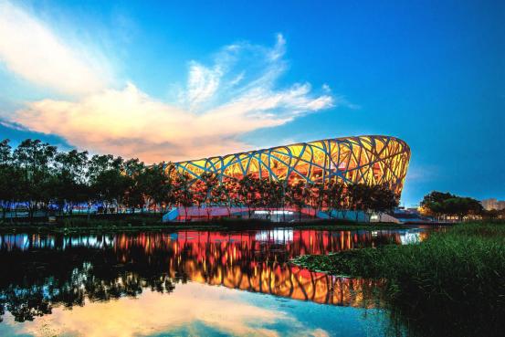 鸟巢和奥林匹克中间的建筑是什么,鸟巢与奥运会有关系吗