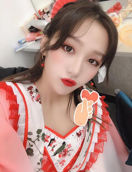 26岁女星台前台下两个样!私下身份引热议,网友指挣得比当明星多