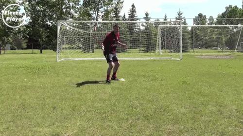 足球背身接球转身过人视频,背身接球和侧身接球的练习方法