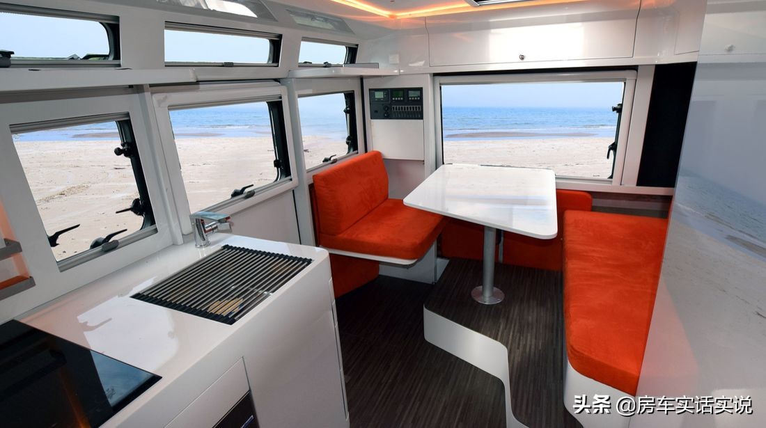 和一般常见的皮卡房车布局不同,dmax皮卡房车六座布局