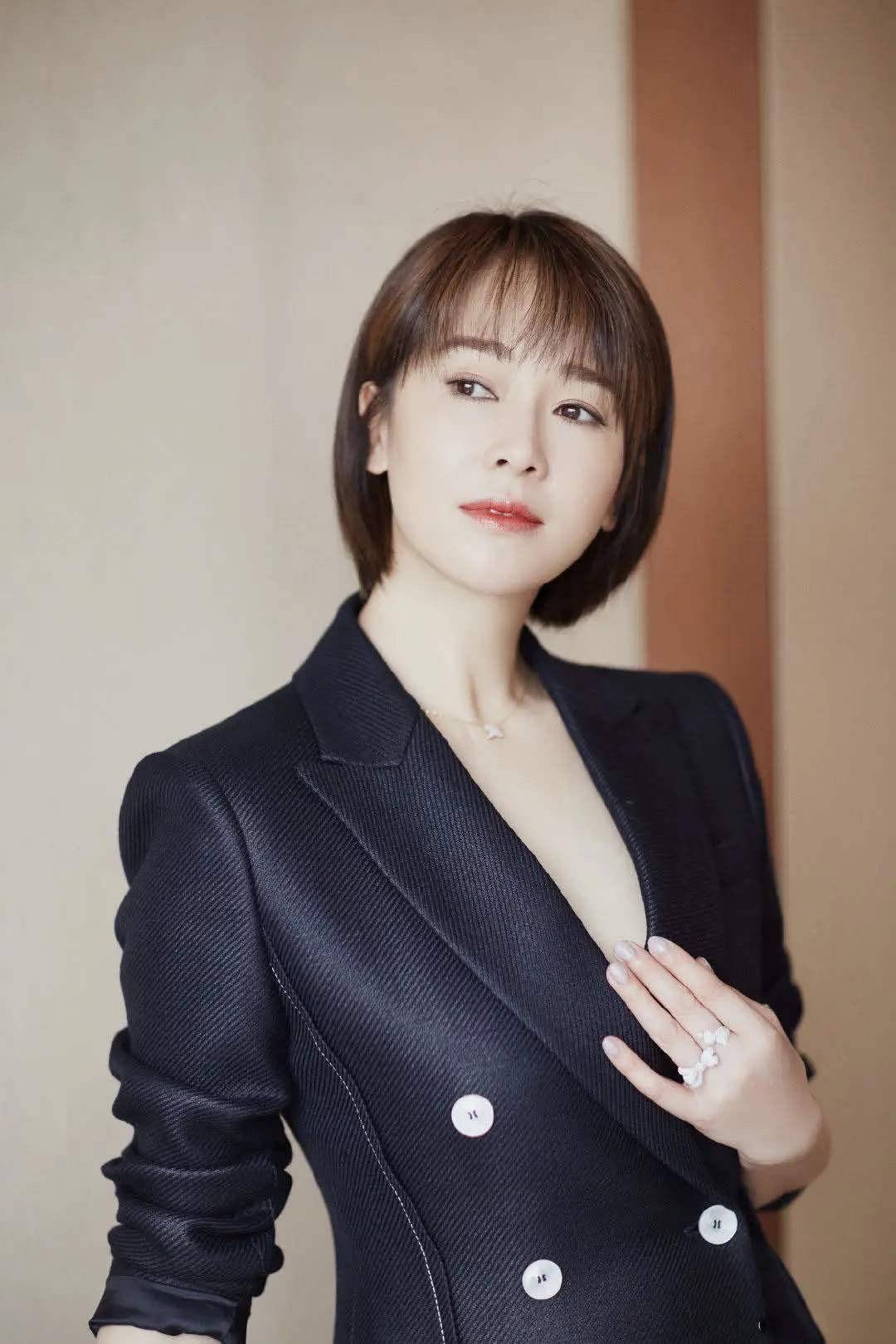 左小青一身粉色西装,红色西装左小青