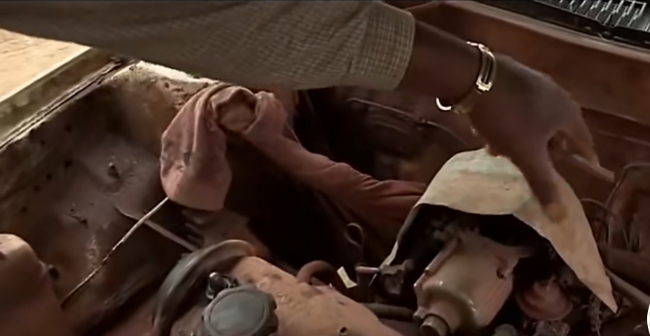 喀麦隆玩命出租车，一辆车坐17人，中国自行车也在非洲遍地开花