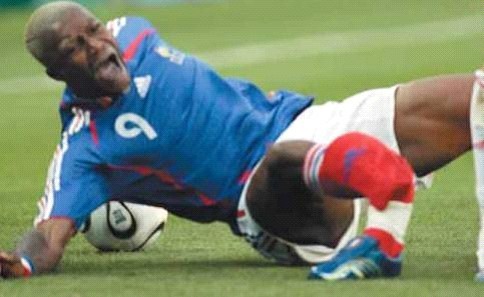 国足十大名场面郑智旋风腿,国足丢球集锦