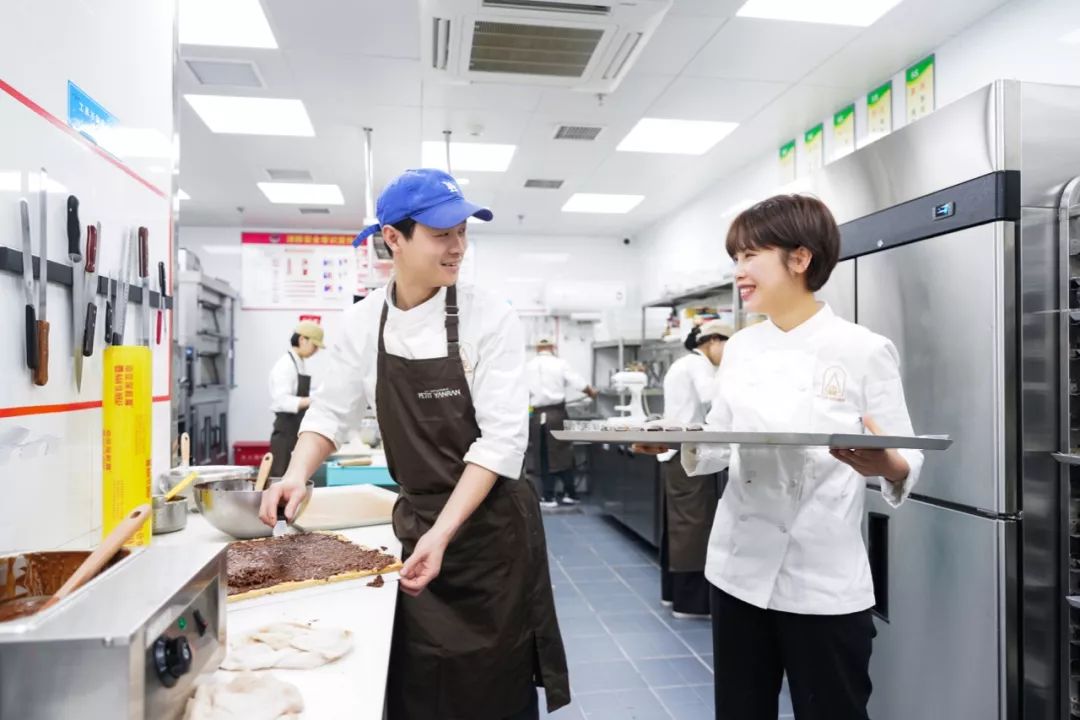 全球法式巧克力冠军默默卖了6年外卖，刚和老婆在西湖边开了新店