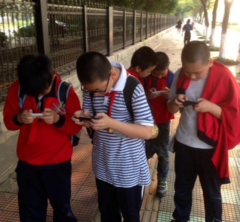 小孩偷偷穿妈妈的衣服被发现,小孩偷妈妈拍照的视频