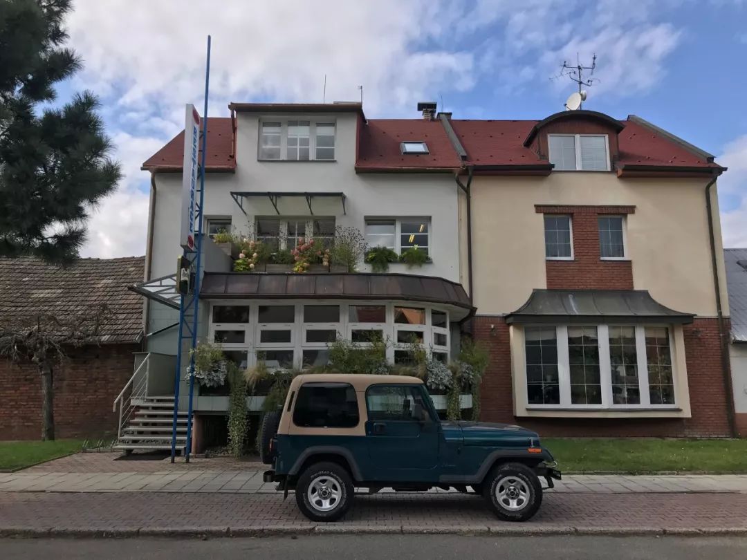 探访TON工厂看经典椅子背后的故事|疯狂24h我们去捷克干了啥?