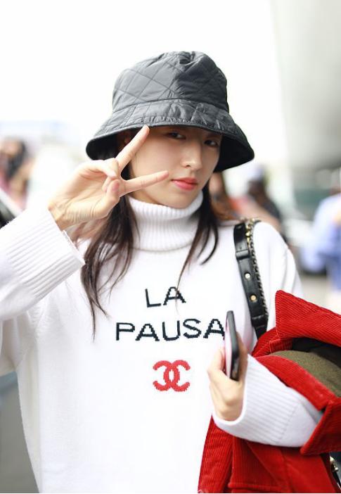 想与时尚并肩而行，不妨向周雨彤学习白色穿搭，让你美的与众不同