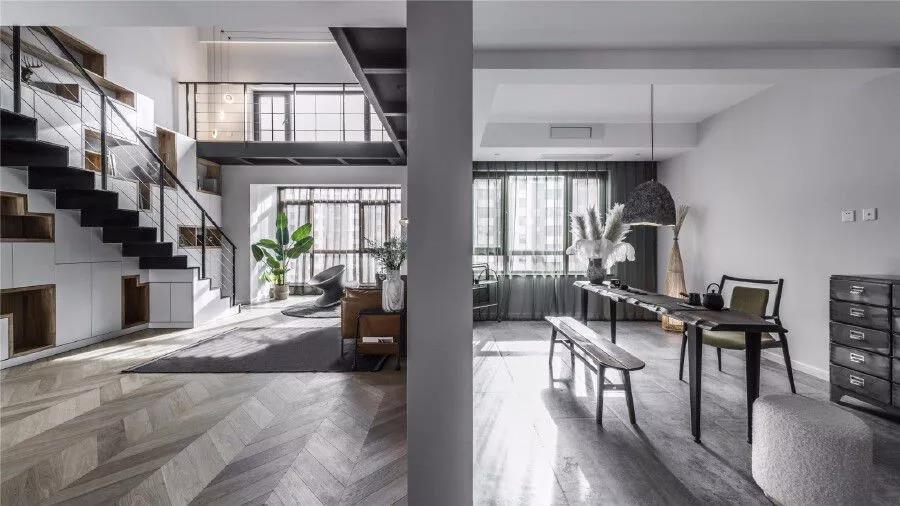 330㎡跃层，还附带阁楼，难怪朋友说像别墅，太大气了！尤其客厅