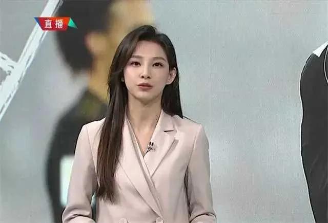 《世界足球》开玩笑，女主播太瘦撑不起阔腿裤，像孩子穿大人衣服