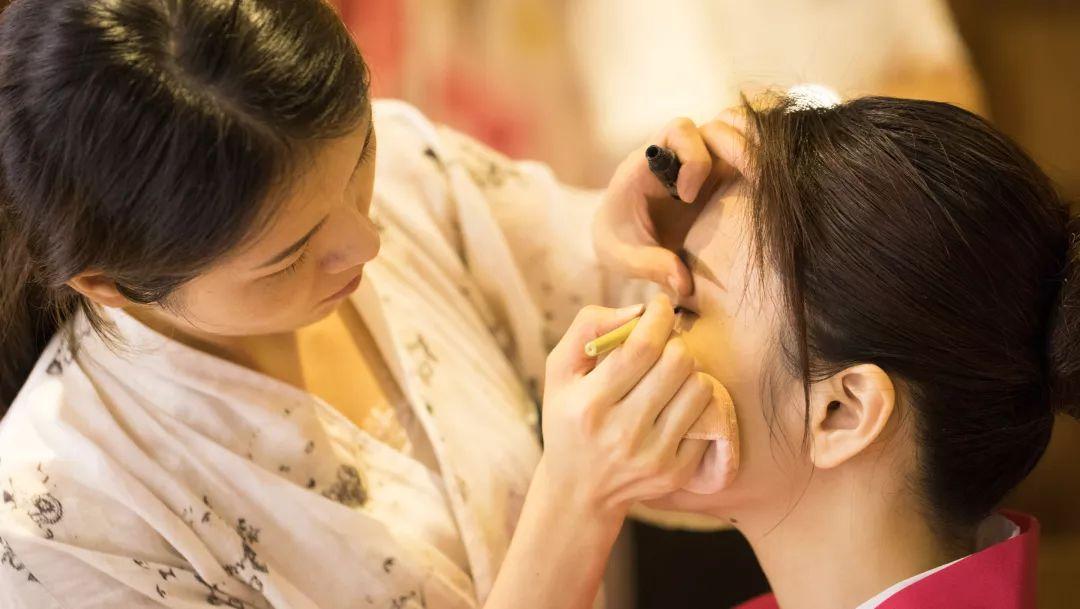 日式酒场大哥大出来营业了，凌晨3点还被小仙女围观