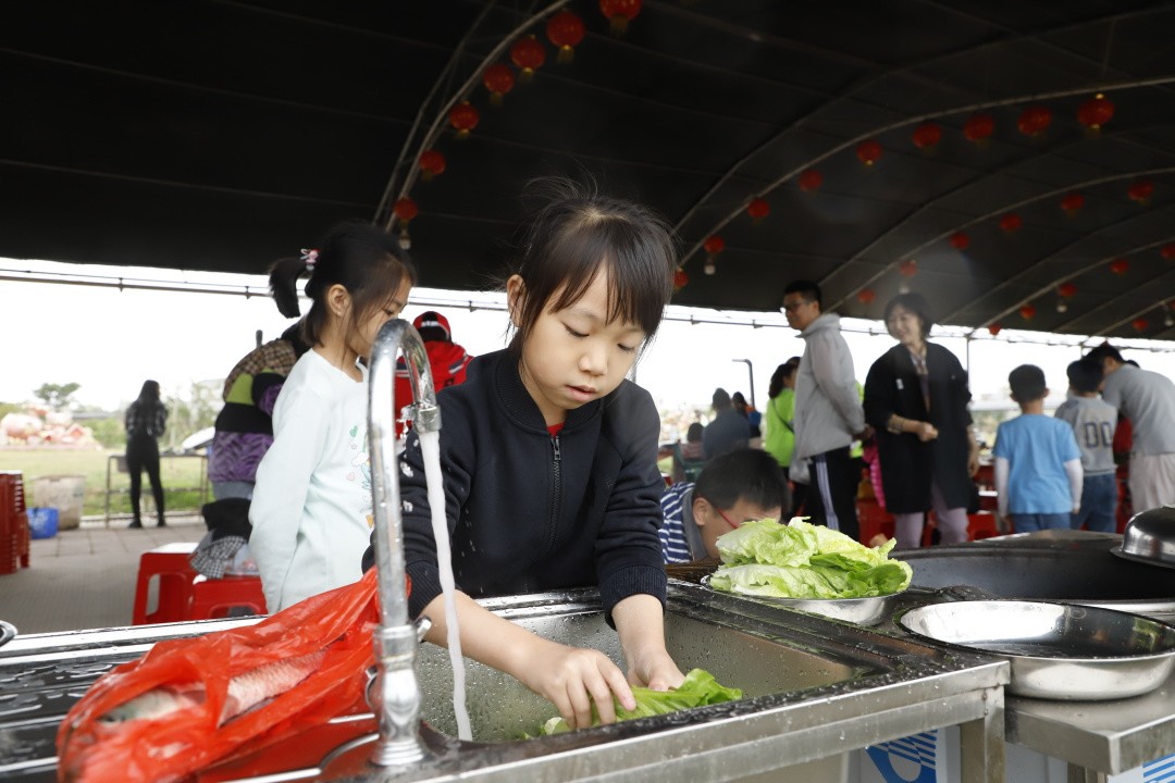 东莞东城莞师附小2022届604班,莞师附小学生踢球