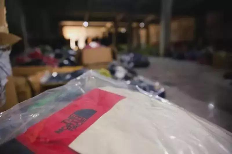 新野警方破获一起售卖假名牌,实拍青岛500多警力突袭诈骗窝点