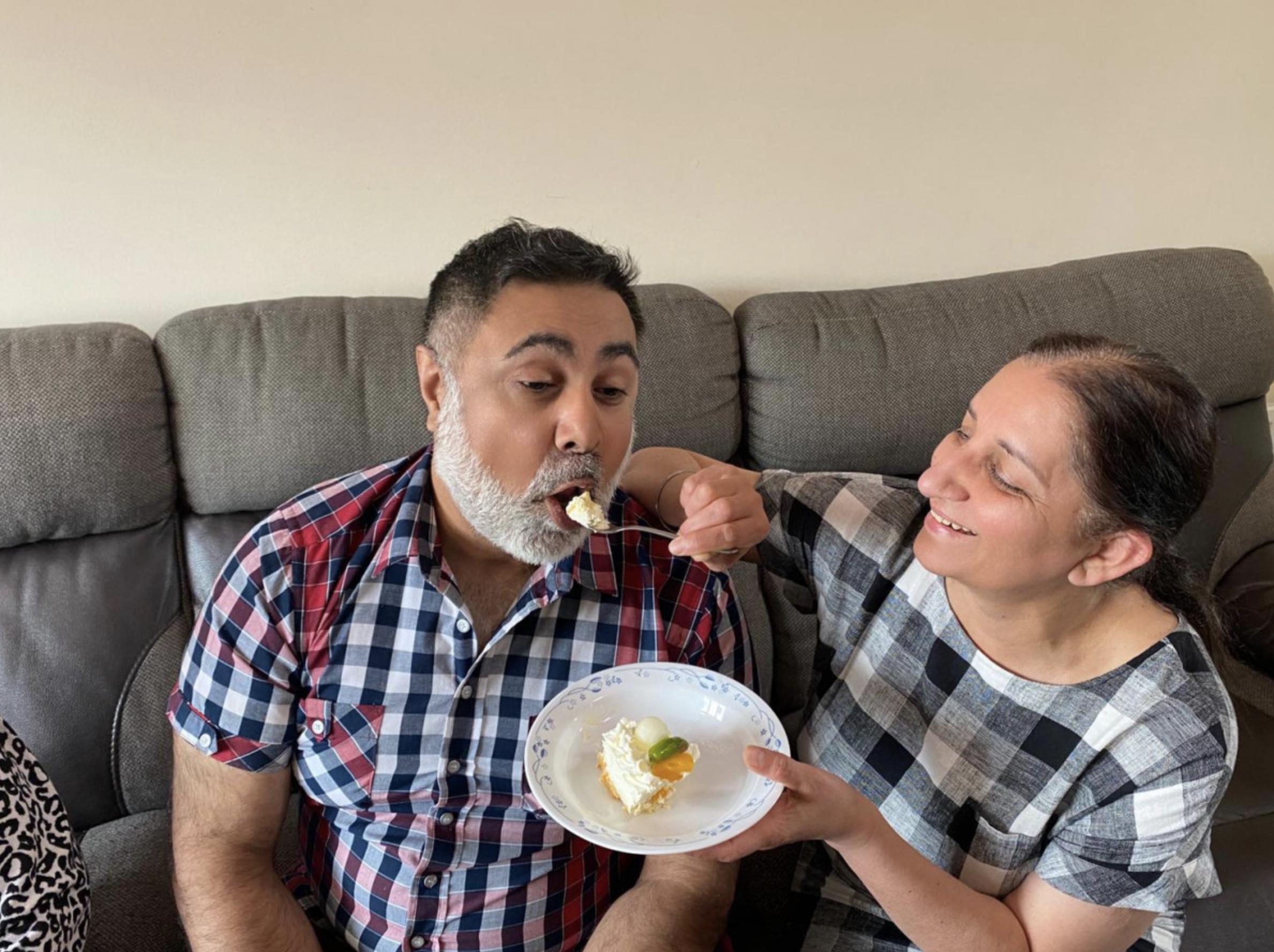 51岁乔宝宝如愿返港工作，胡子全白略显老，移居英国一年发福明显