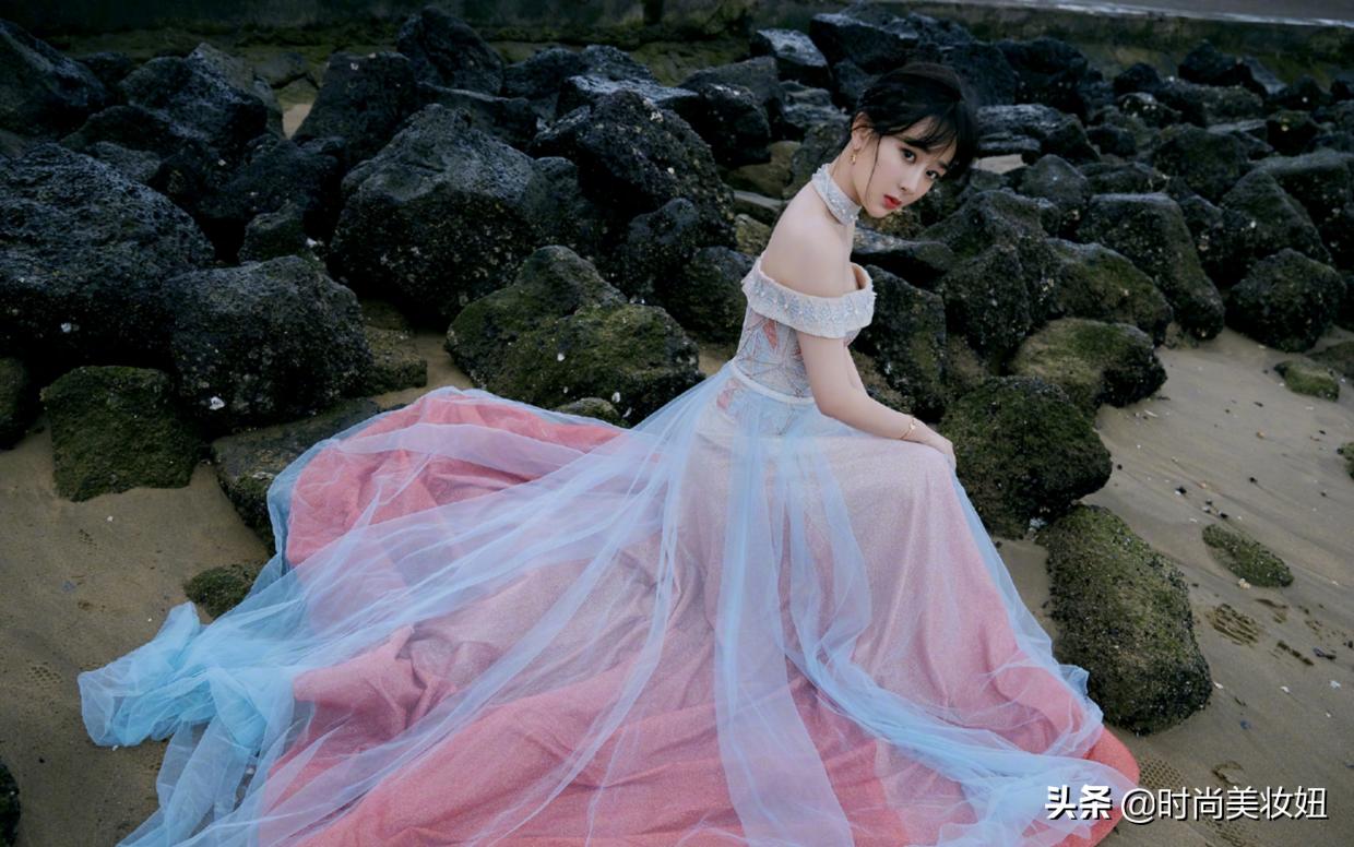 杨紫终于在机场翻车了，穿黑色T恤配紧身裤太显胖，终于信有120斤