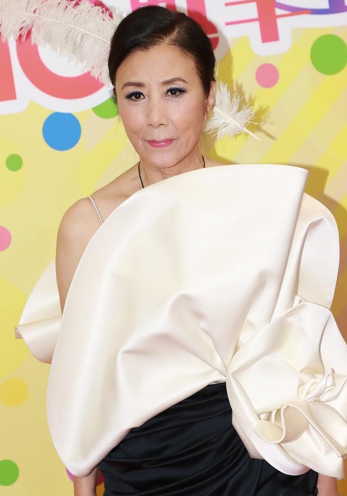 汪明荃减龄穿搭,汪明荃穿的最新裙