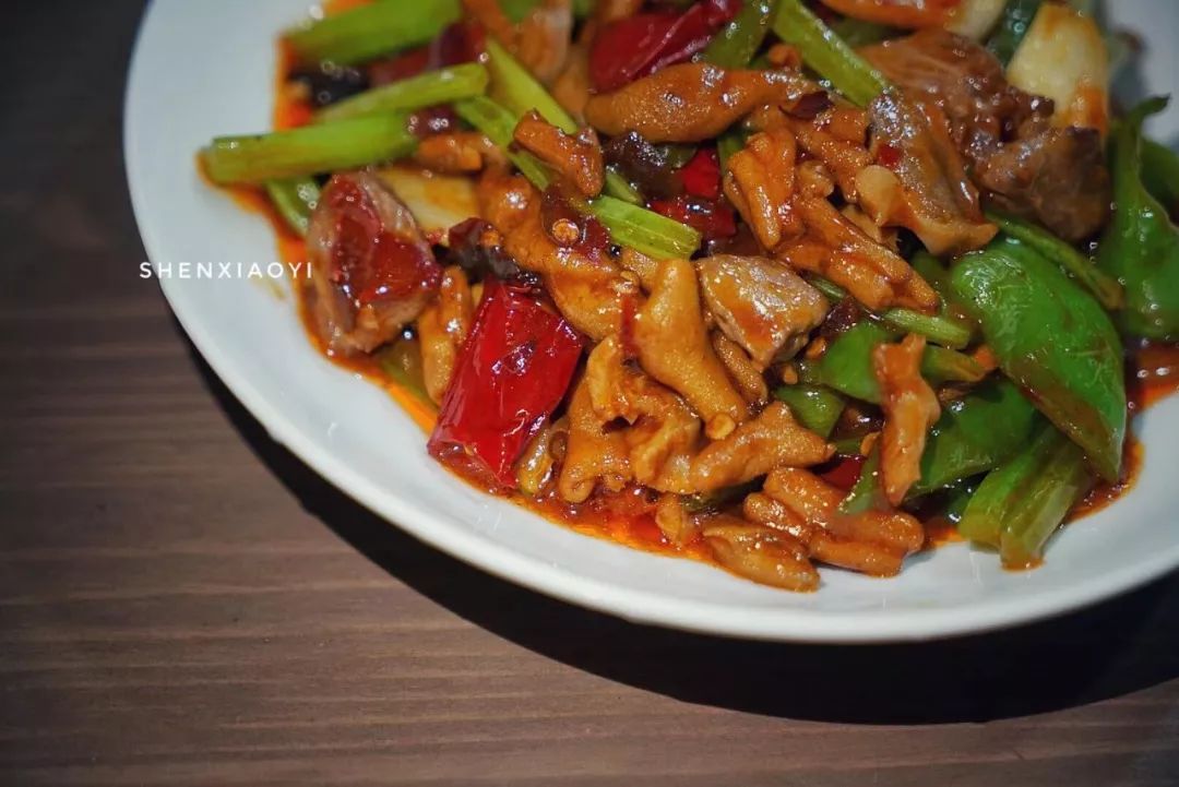 爆炒鸡杂到底要不要焯水,重庆鸡杂的家常做法爆炒泡椒鸡杂