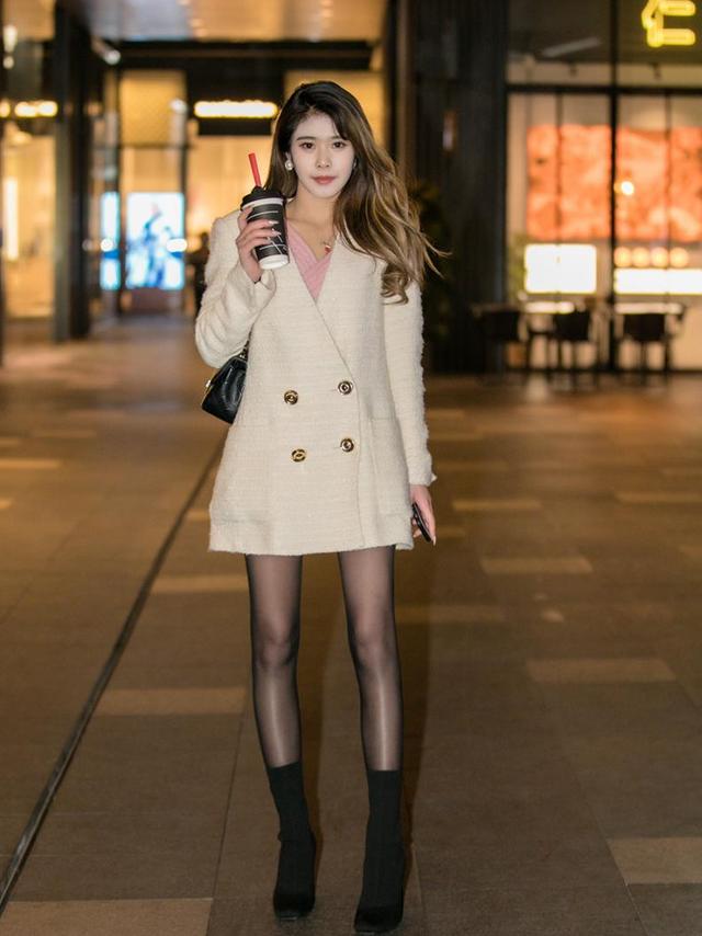 今冬流行这样穿短靴加肉色裤袜,短靴穿搭技巧女