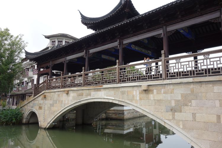 「顾马入江南」老街酒楼吃吃蟹