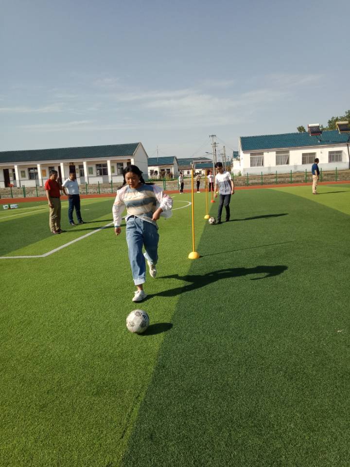 桥西区足球运球绕杆专项训练,东桥镇中心小学足球操