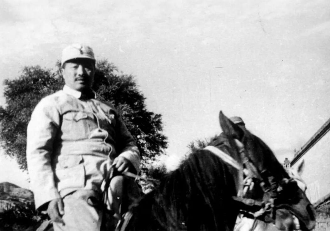 *德朱**是十大元帅之首，授衔编号确是“004”，那编号“001”是谁？