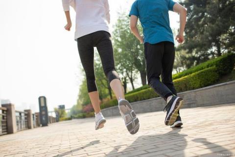 43岁男人每天夜跑5公里,45岁山东男子每晚坚持夜跑5公里