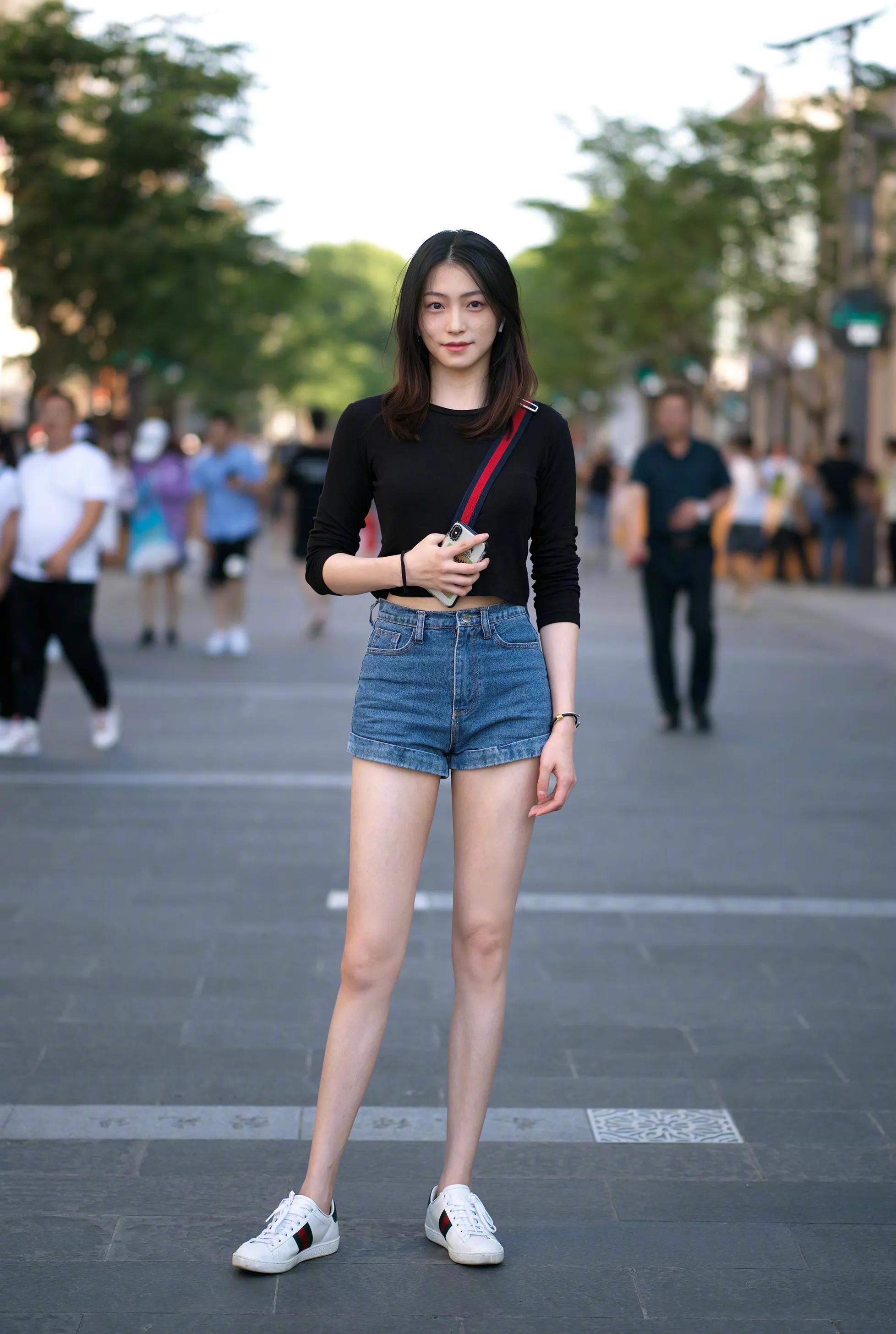 牛仔短裤如何搭配才时髦又洋气,万能牛仔短裤的一周穿搭指南