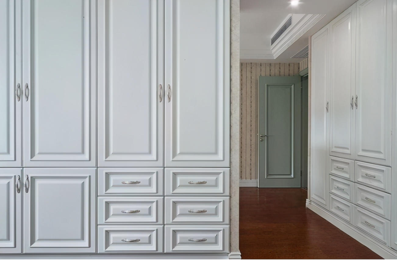 衣柜隔板怎么做好实用,衣柜设计多格子好吗