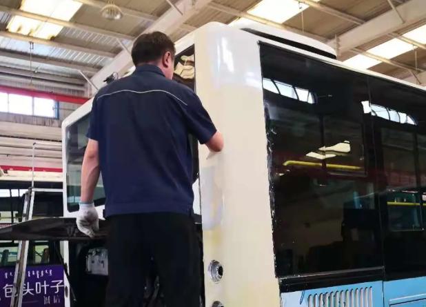 不惧考验高温天致敬列车搓澡人,不畏高温酷暑奋战一线