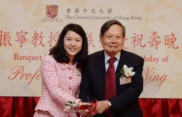 97岁杨振宁与43岁翁帆看画展,97岁的杨振宁和43岁的翁帆