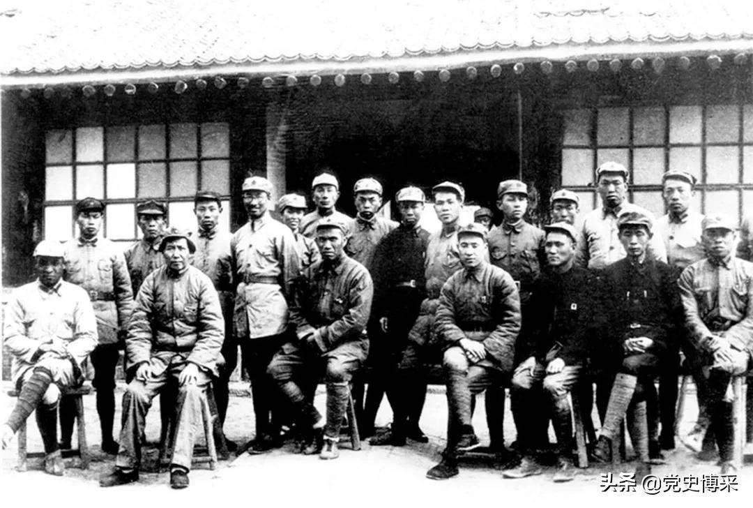 开国中将，因足智多谋人称“诸葛”，挥师66军首批入朝作战一次比一次打得好，授衔时身份特殊全军唯一