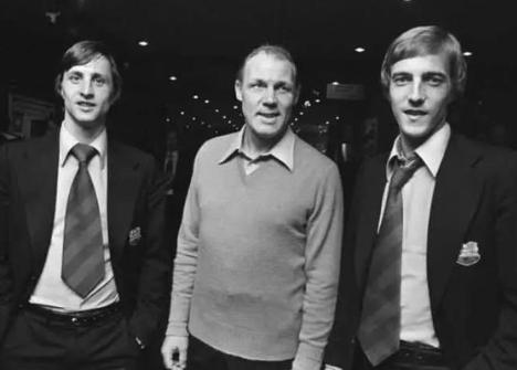 你是我爸爸!巴萨阿贾克斯竟有这血缘,他们都得管这英国人叫师祖