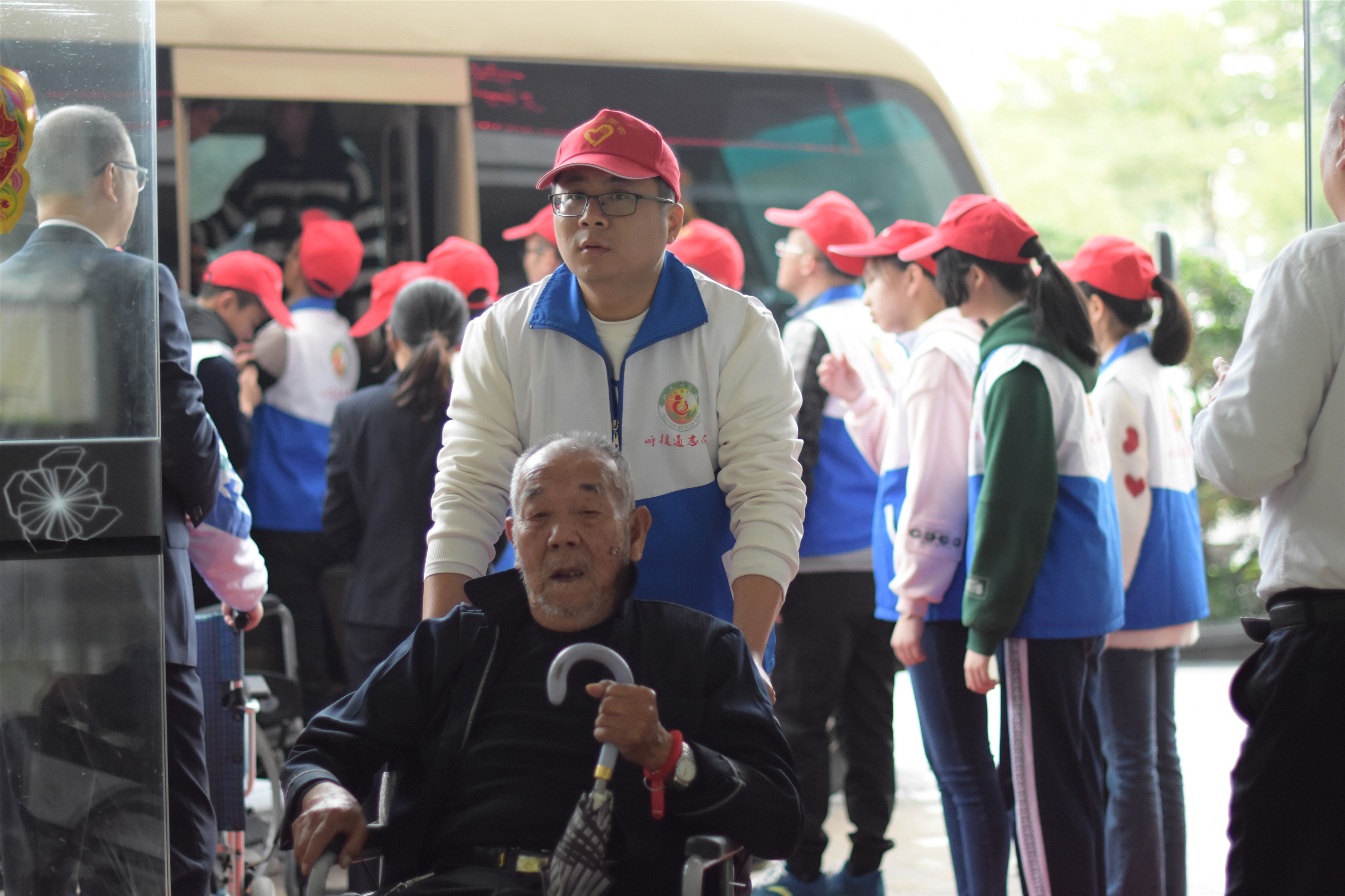 龙湖区第八个善待鳏寡百叟宴今举行铂晶大酒店多年资助大爱奉献