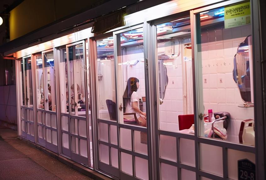 韩国百万女性被迫*身卖**！情色行业猖獗，首尔汉江“伟哥”超标