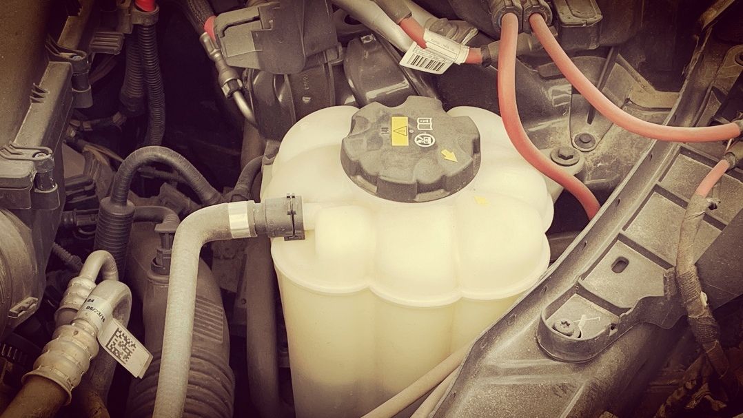 宝马发动机冷却液过低是怎么回事,宝马发动机提示冷却液液位低