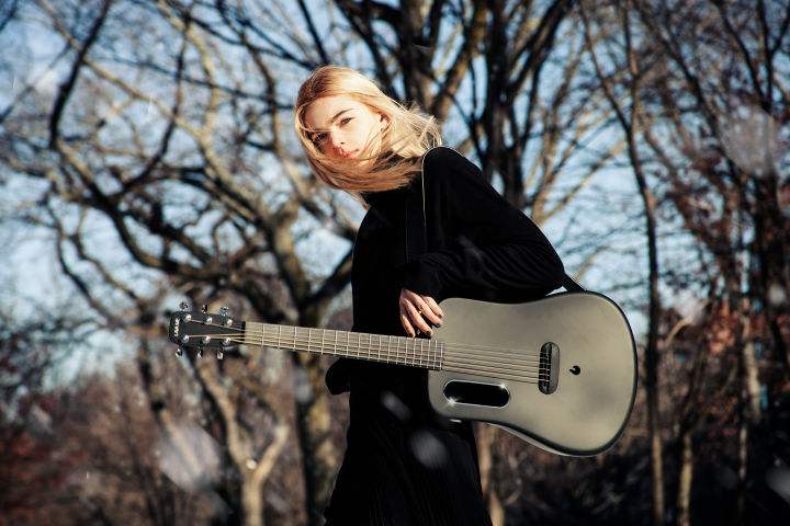 新手吉他入门选什么吉他非烧火棍 (初学者如何挑选民谣吉他)