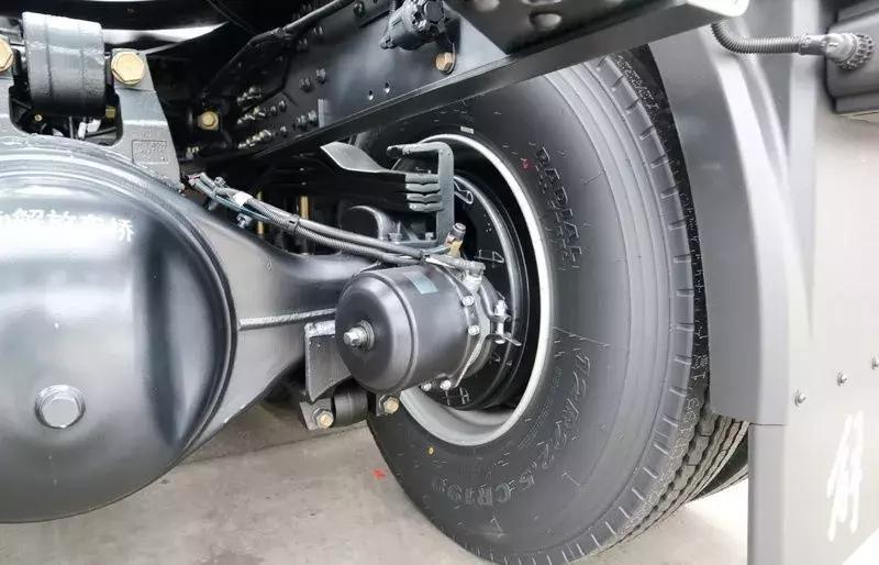 解放j6p最新款2.0有哪些安全配置,解放j6p420牵引车自重多少