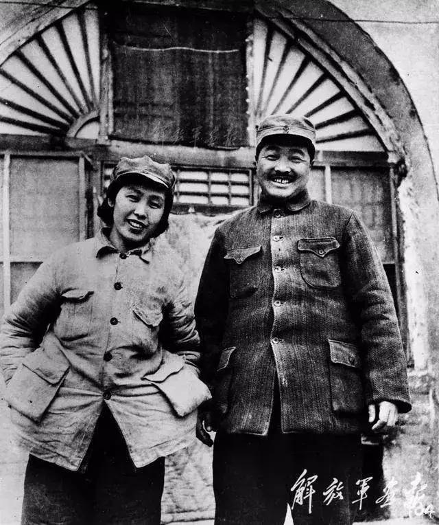 缅怀贺龙元帅，难忘菜刀、烟斗与胡子