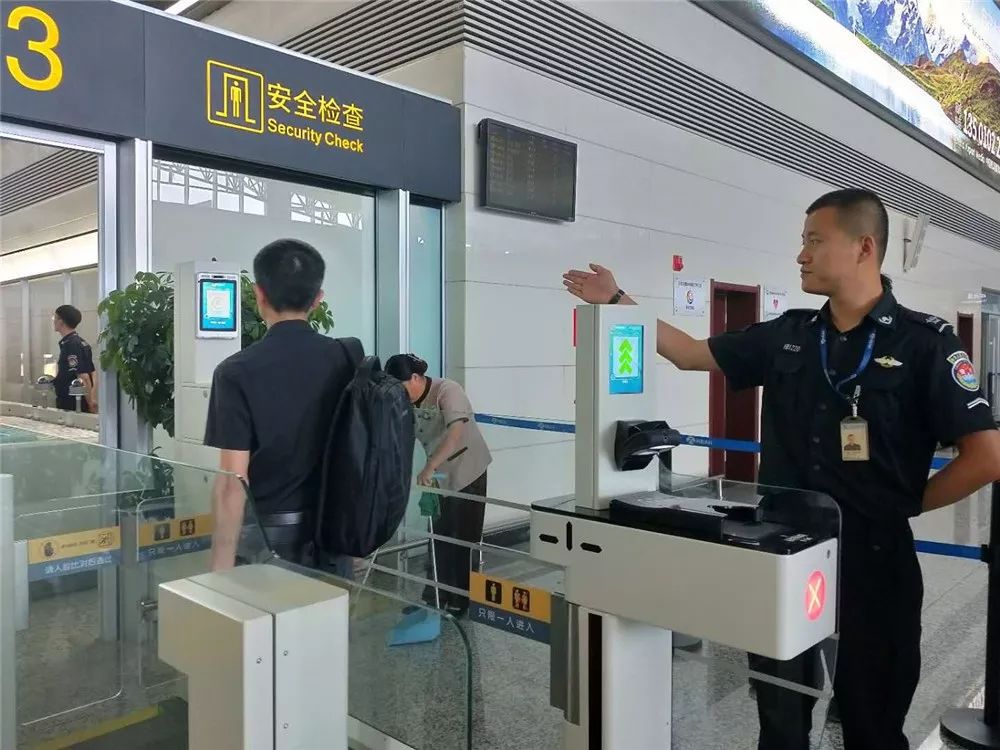 空姐不止貌美如花，南航空姐仅凭嗅觉，成功挽救近200名乘客