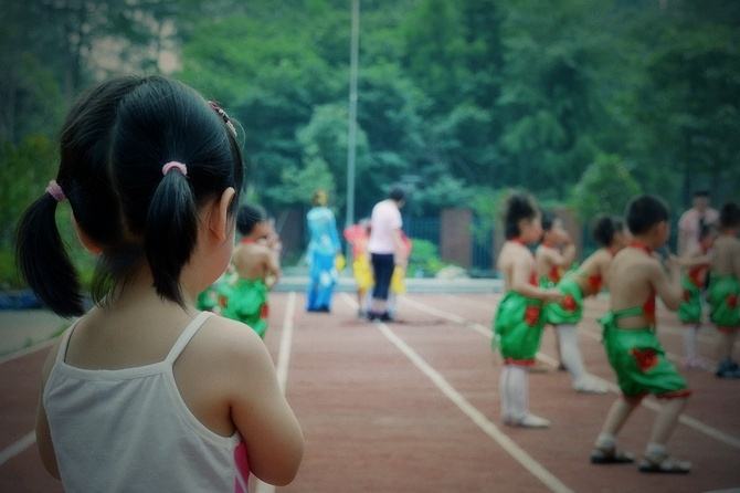 小孩新牙的成长过程,宝宝长了第1颗牙齿视频